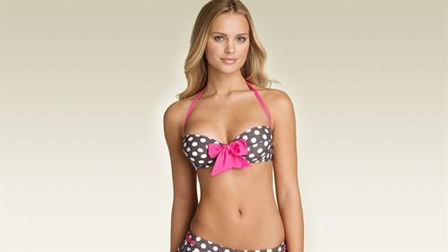 Elisandra Tomacheski in a bikini