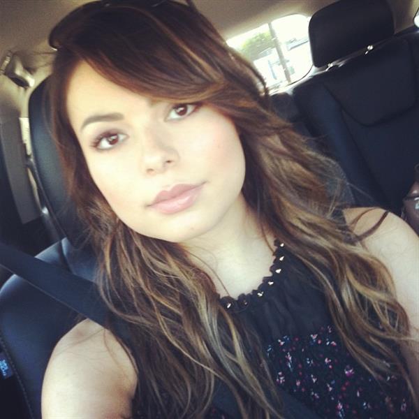 Miranda Cosgrove taking a selfie