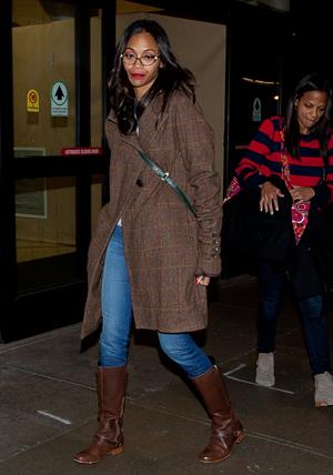 Zoe Saldana arrives at Los Angeles International Airport (05.02.2013) 