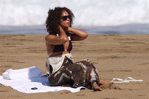 Alicia Keys bikini beach vacation candids in Hawaii on January 24, 2010 