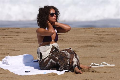 Alicia Keys bikini beach vacation candids in Hawaii on January 24, 2010 