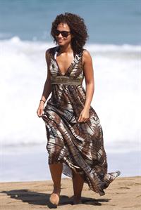Alicia Keys bikini beach vacation candids in Hawaii on January 24, 2010 