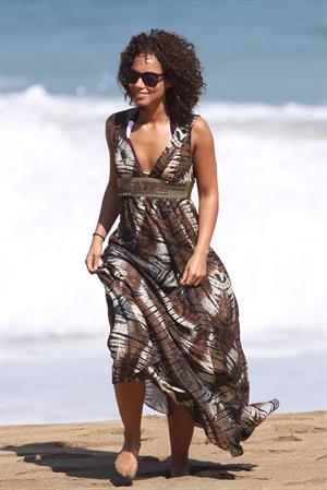 Alicia Keys bikini beach vacation candids in Hawaii on January 24, 2010 