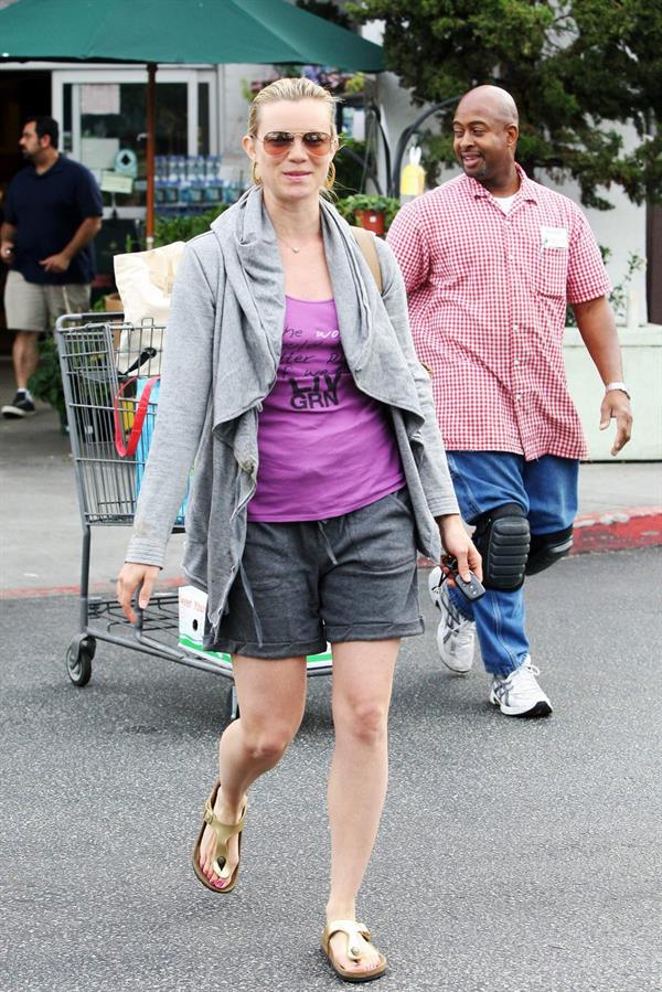 Amy Smart at Bristol Farms in Beverly Hills on July 6, 2010