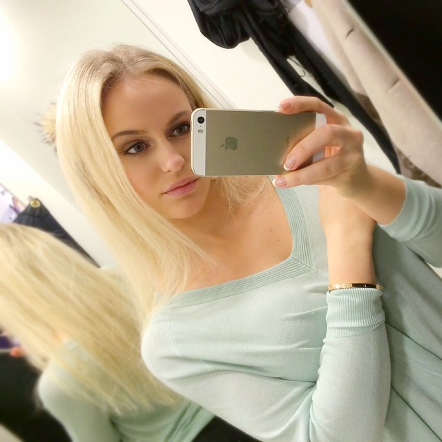 Anna Nyström taking a selfie