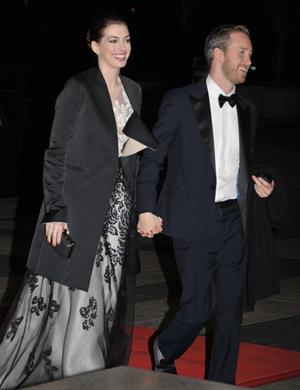 Anne Hathaway enters Kennedy Center for rehearsals on December 3, 2011