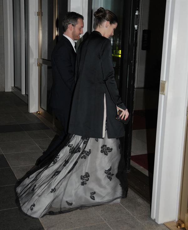 Anne Hathaway enters Kennedy Center for rehearsals on December 3, 2011