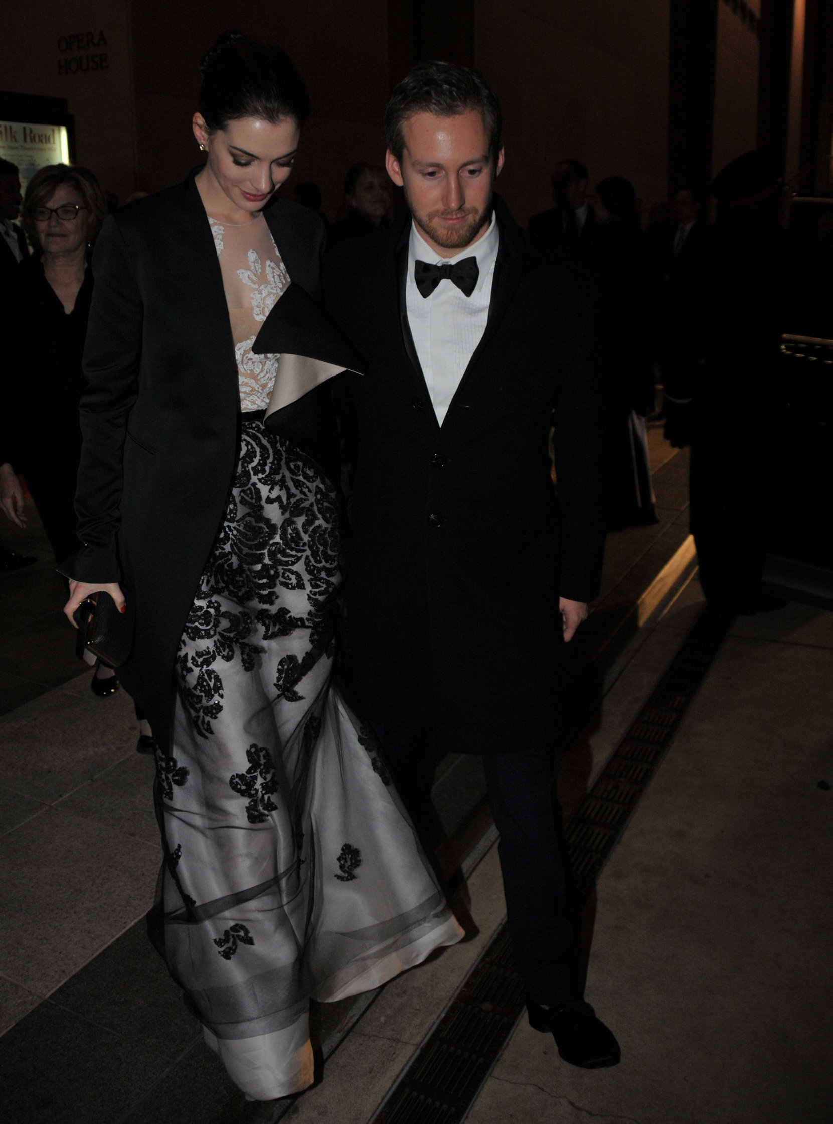 Anne Hathaway enters Kennedy Center for rehearsals on December 3, 2011