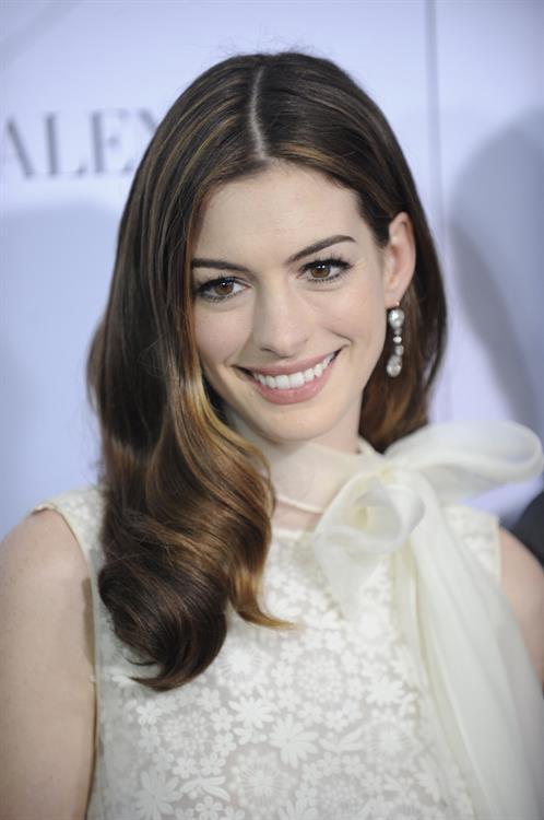 Anne Hathaway Love & Other Drugs screening at the DGA Theater in New York City on November 16, 2010