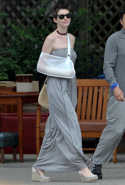 Anne Hathaway out for lunch in Brooklyn New York City on May 30, 2012