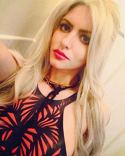 Gabi Grecko taking a selfie