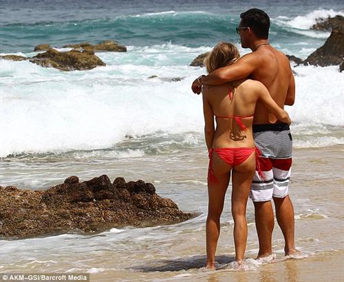 LeAnn Rimes in a bikini - ass