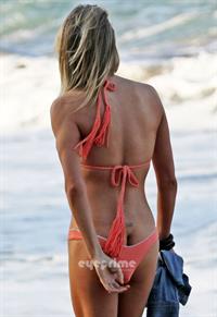 LeAnn Rimes in a bikini - ass