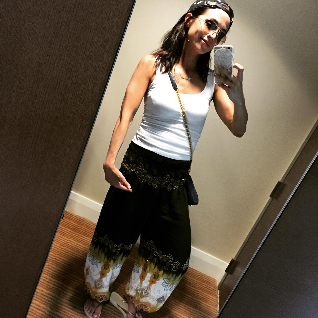 Eliza Dushku taking a selfie