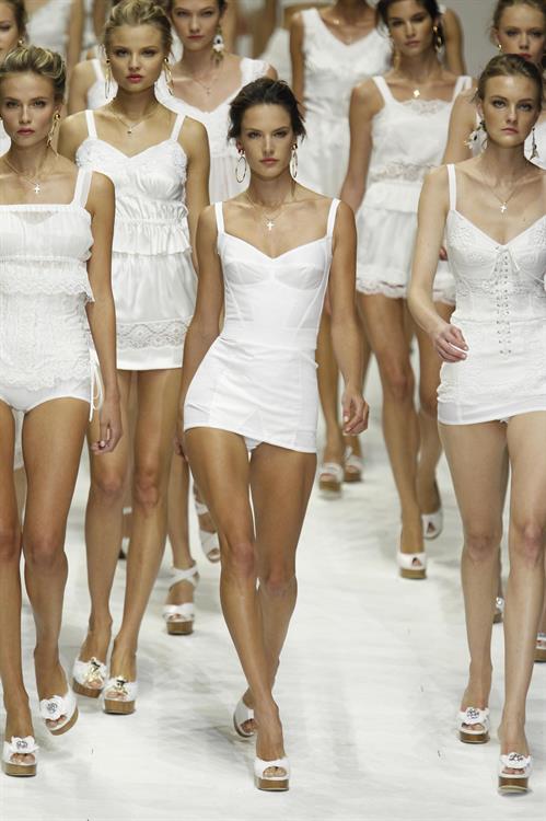 Alessandra Ambrosio Dolce Gabbana 