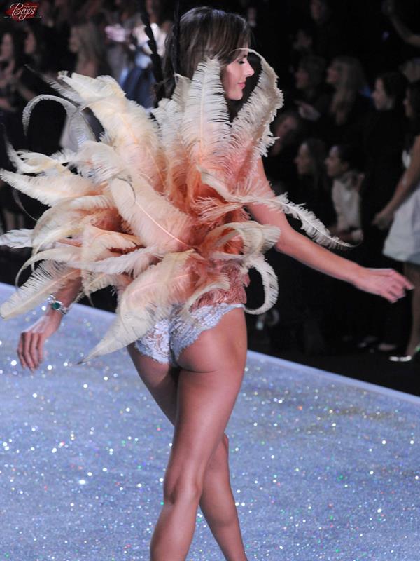 Alessandra Ambrosio in lingerie - ass