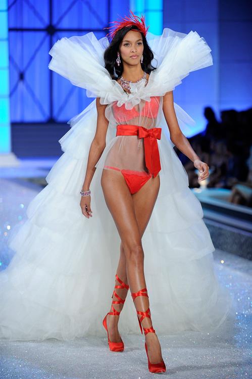 Lais Ribeiro in a bikini