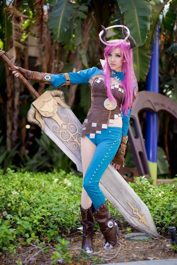 Lyz Brickley - Castanic Slayer Cosplay