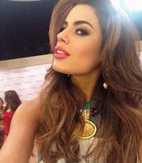 Ariadna Gutiérrez taking a selfie