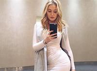 Iskra Lawrence taking a selfie