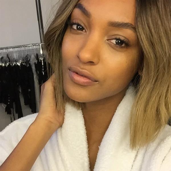 Jourdan Dunn taking a selfie