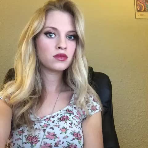 Barbara Dunkelman taking a selfie