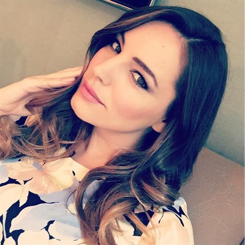 Kelly Brook taking a selfie