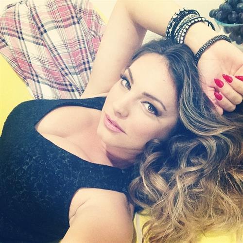 Kelly Brook taking a selfie