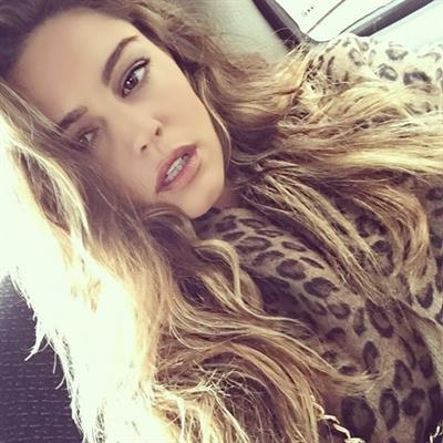 Kelly Brook taking a selfie
