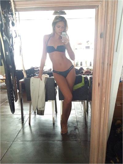 Jessie Andrews taking a selfie