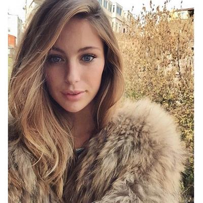 Mathilde Gøhler taking a selfie