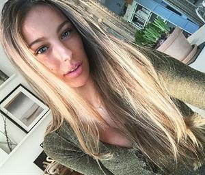 Mathilde Gøhler taking a selfie