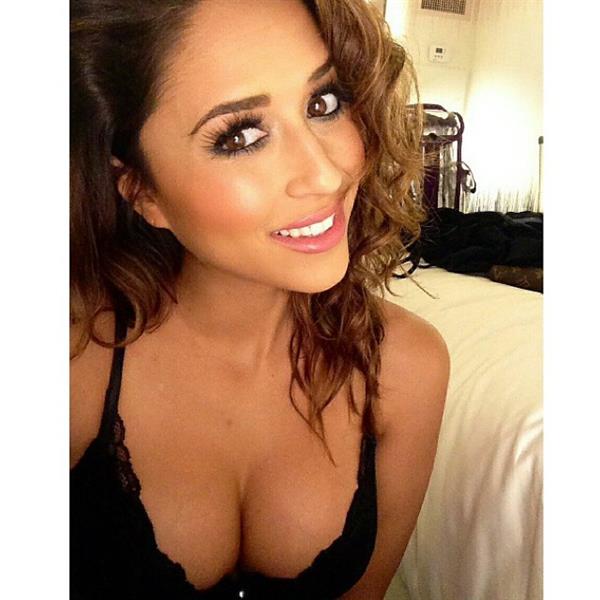 Tianna Gregory in lingerie taking a selfie