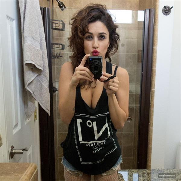 Tianna Gregory taking a selfie