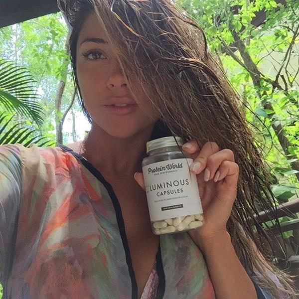 Arianny Celeste taking a selfie