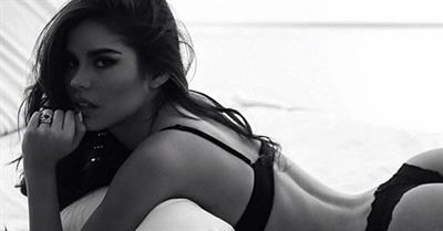 Mabelynn Capeluj in lingerie