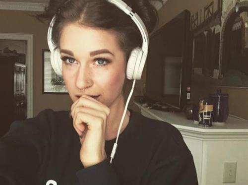 Lyv Alekzandra taking a selfie