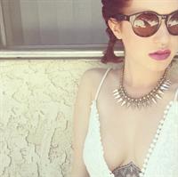 Lyv Alekzandra taking a selfie