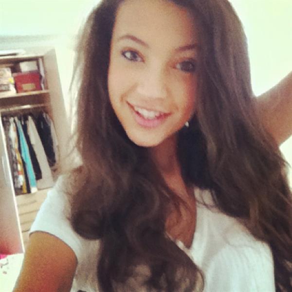 Candice Blackburn taking a selfie