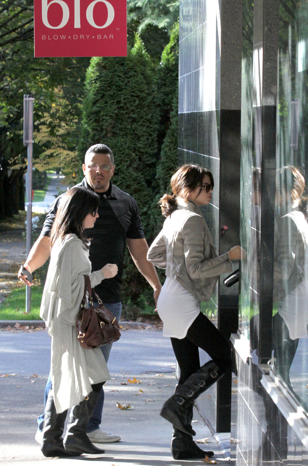 Selena Gomez gets her hair done at Blo in Vancouver on October 14, 2011