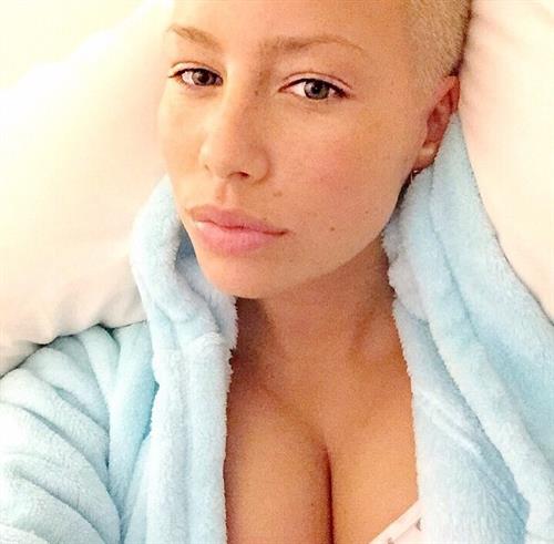 Amber Rose taking a selfie