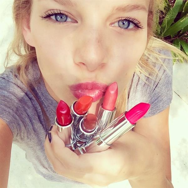 Marloes Horst taking a selfie