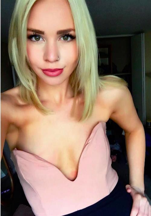 Carlie Mitchell taking a selfie