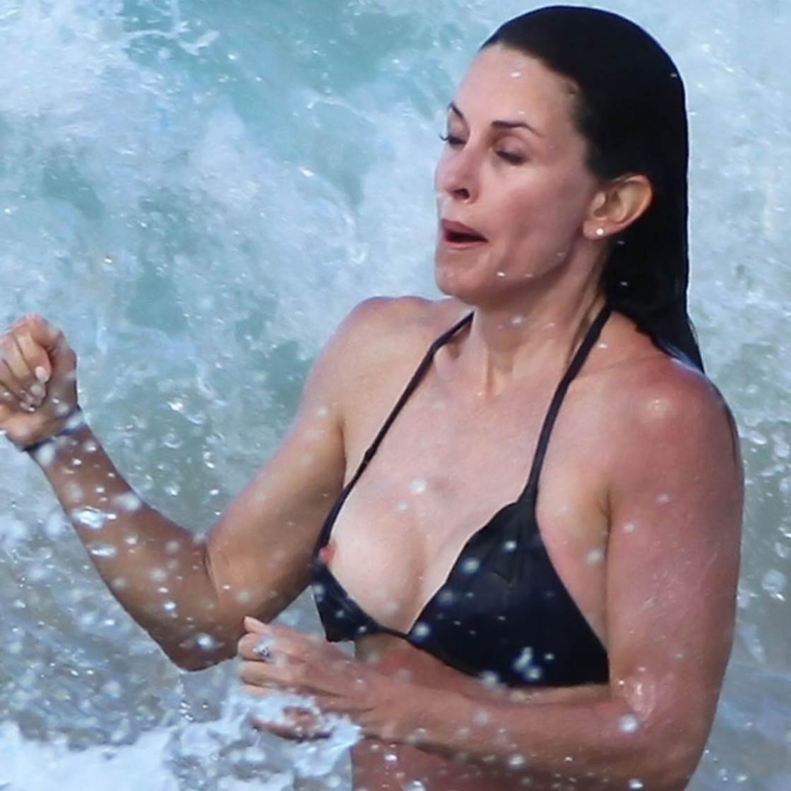 Courteney Cox Nude - 2 Pictures in an Infinite Scroll