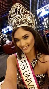 Pia Wurtzbach taking a selfie