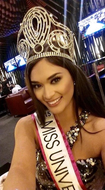 Pia Wurtzbach taking a selfie