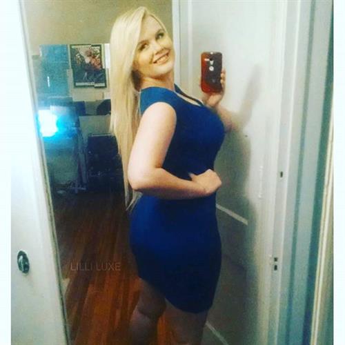 Lilli Luxe taking a selfie