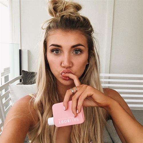 Gabrielle Grace Epstein taking a selfie