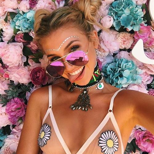 Gabrielle Grace Epstein taking a selfie