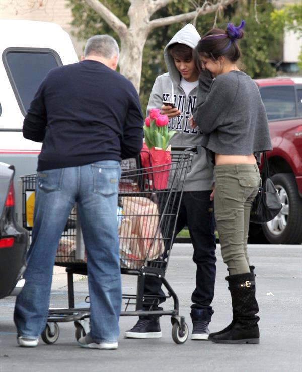 Selena Gomez shopping in Encino on January 14, 2012